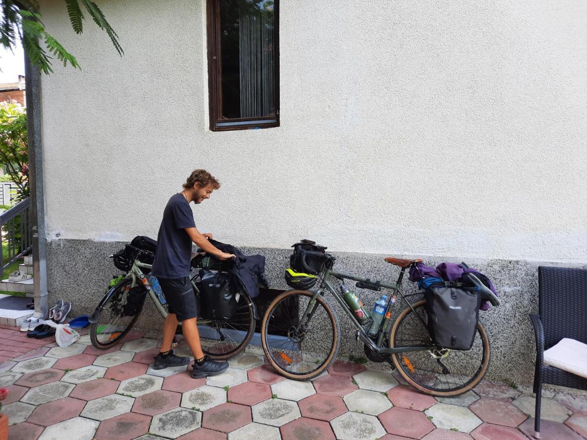 Bus Station Hostel Печ Экстерьер фото